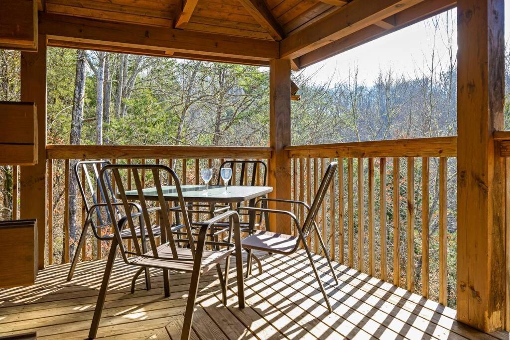 Beautiful 2 Bed Cabin With Hot Tub And Resort Pool Sevierville Eksteriør bilde