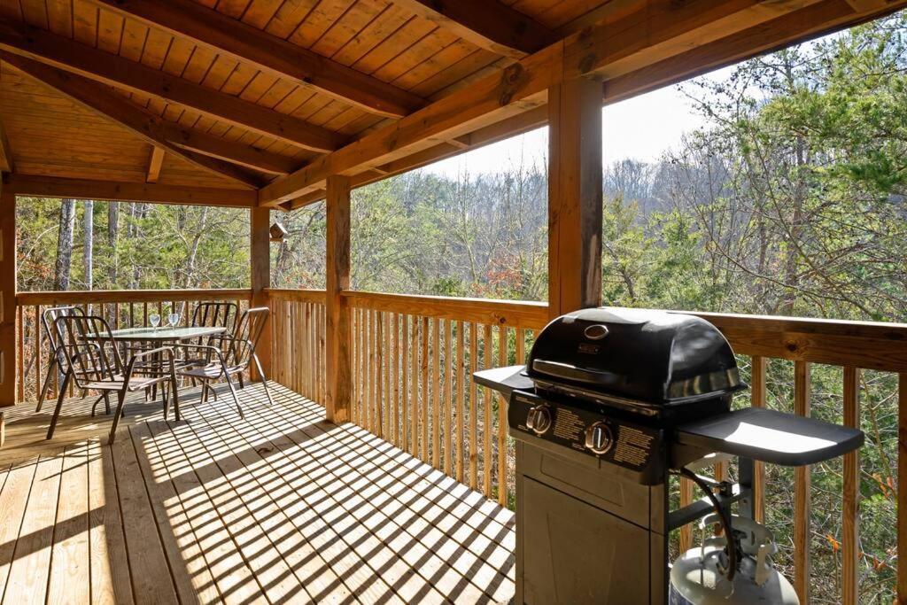 Beautiful 2 Bed Cabin With Hot Tub And Resort Pool Sevierville Eksteriør bilde