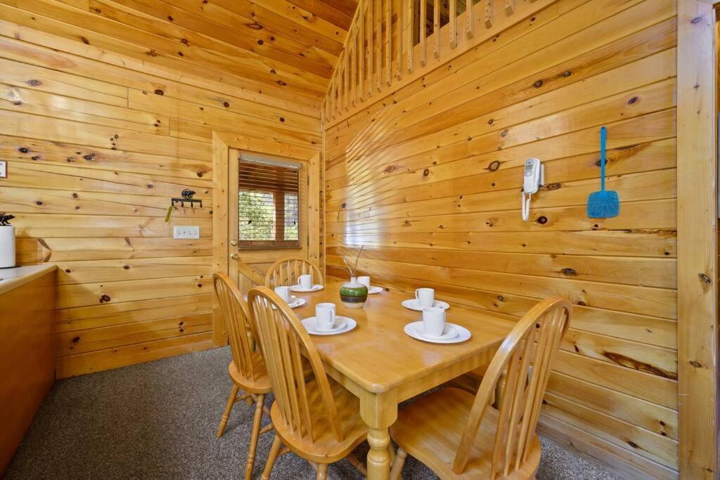Beautiful 2 Bed Cabin With Hot Tub And Resort Pool Sevierville Eksteriør bilde