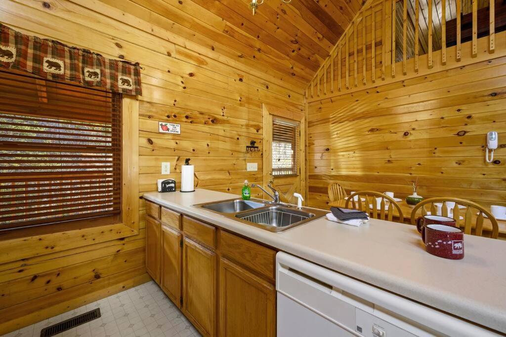 Beautiful 2 Bed Cabin With Hot Tub And Resort Pool Sevierville Eksteriør bilde