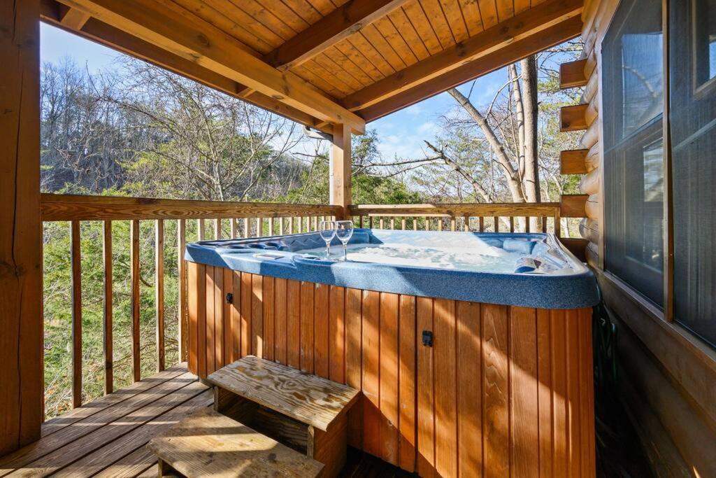 Beautiful 2 Bed Cabin With Hot Tub And Resort Pool Sevierville Eksteriør bilde