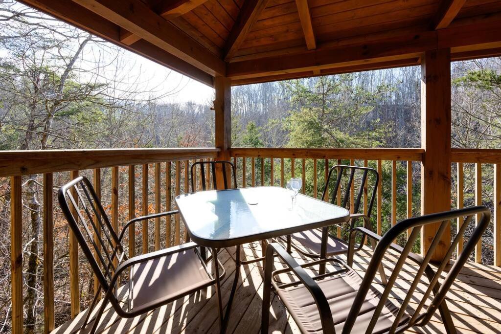 Beautiful 2 Bed Cabin With Hot Tub And Resort Pool Sevierville Eksteriør bilde